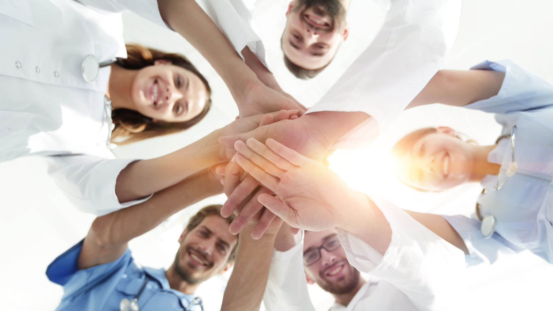 UN TEAM DI NUMEROSI MEDICI, FISIOTERAPISTI E TECNICI ORTOPEDICI